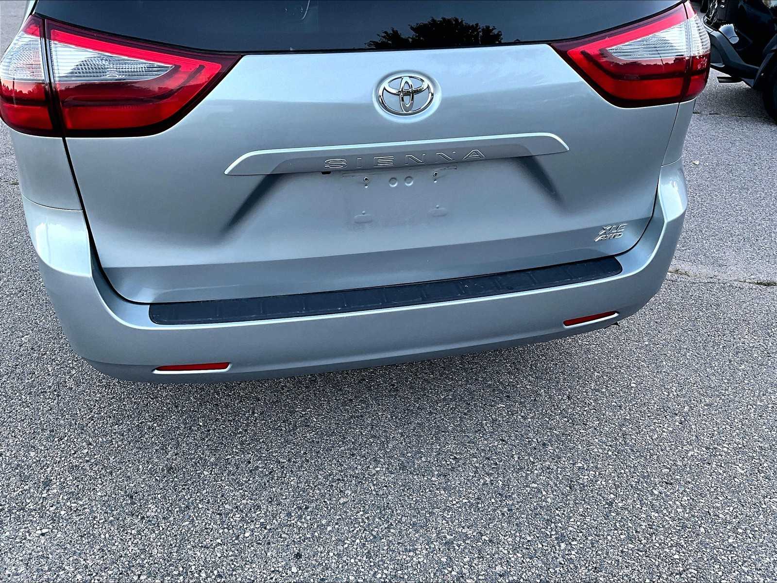 2020 Toyota Sienna XLE photo 7