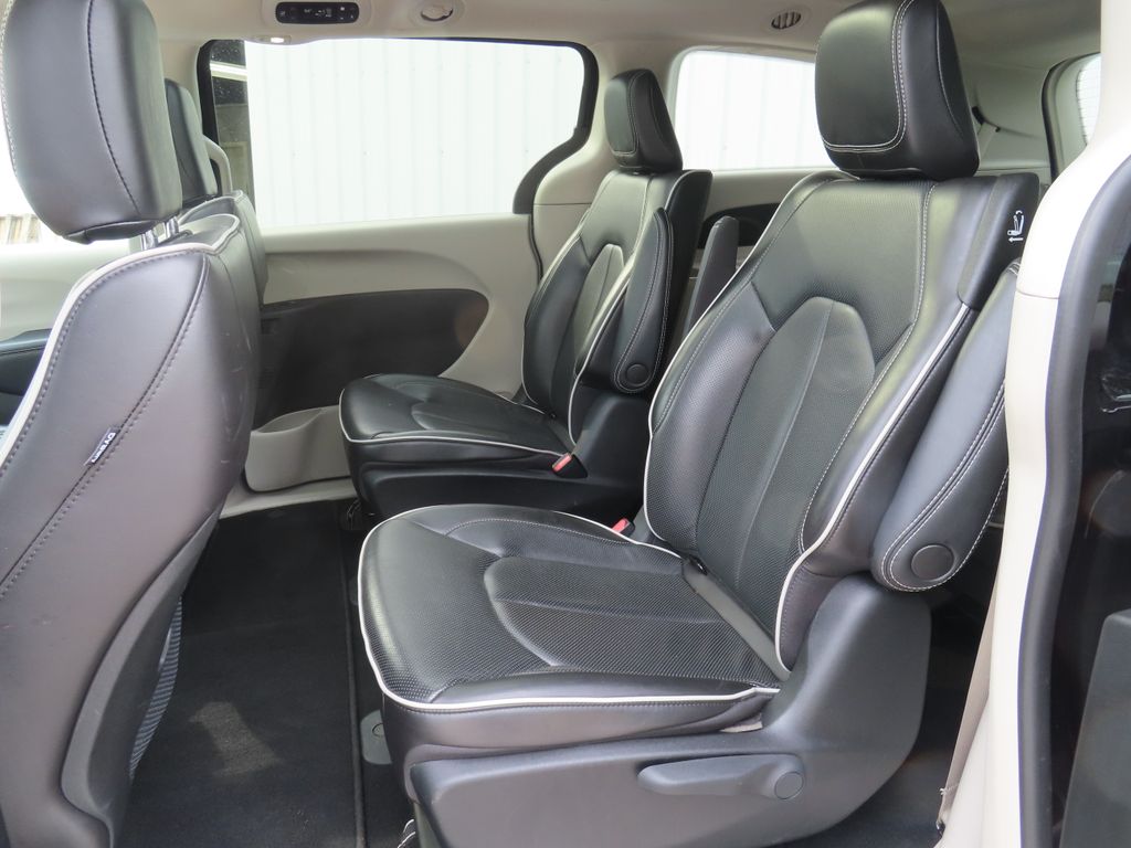 2023 Chrysler Pacifica Hybrid Limited photo 17