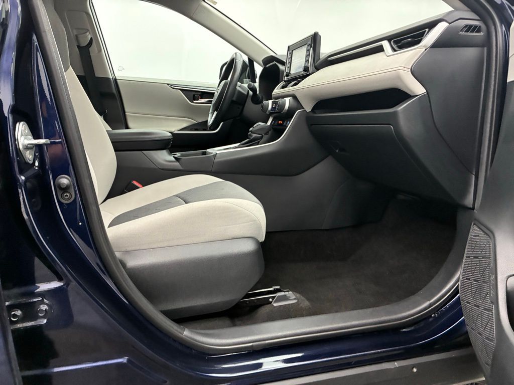 2020 Toyota RAV4 XLE photo 22