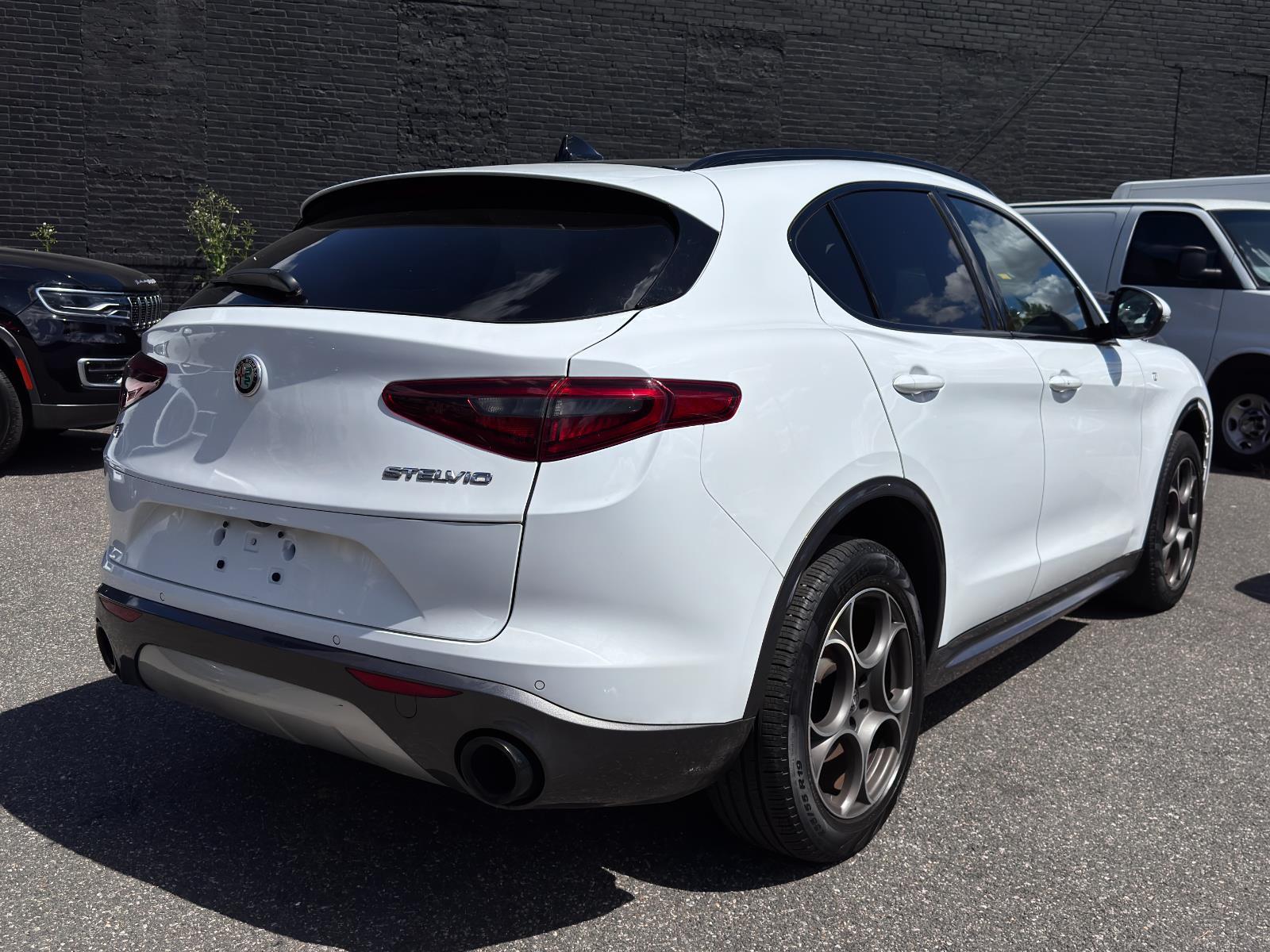 2022 Alfa Romeo Stelvio Ti photo 3