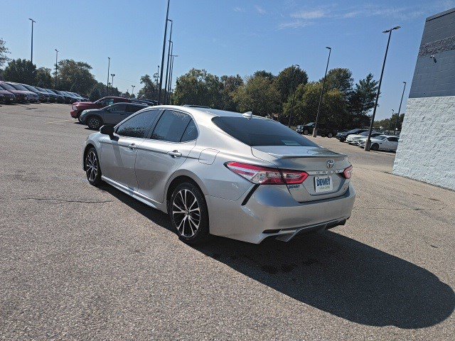 2020 Toyota Camry SE photo 3