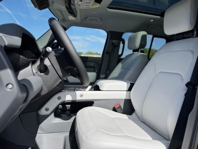 2025 Land Rover Defender 110 S photo 13