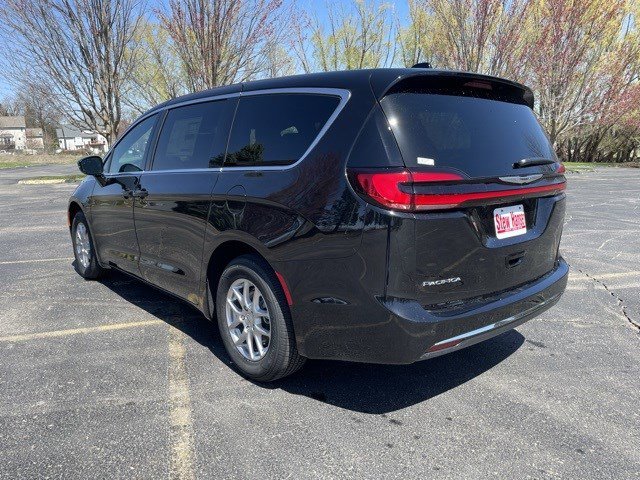 2025 Chrysler Pacifica photo 2