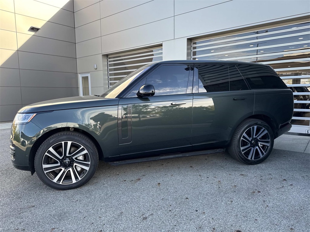 2023 Land Rover Range Rover SE photo 3