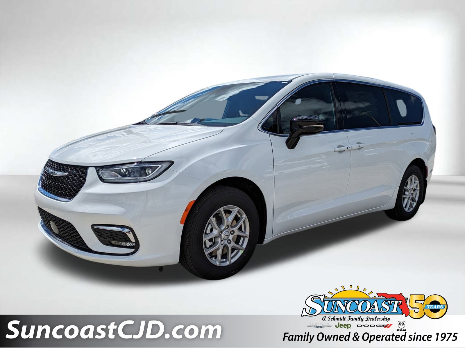 2026 Chrysler Pacifica Select's photo