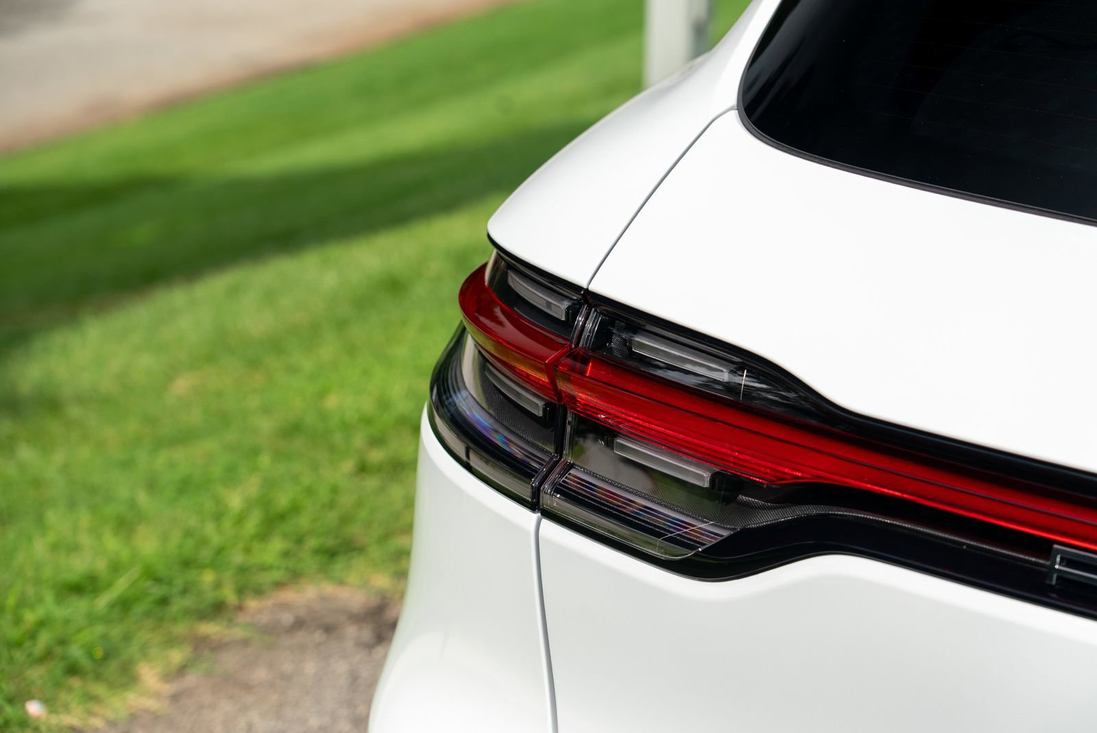 2025 Porsche Macan Base photo 16