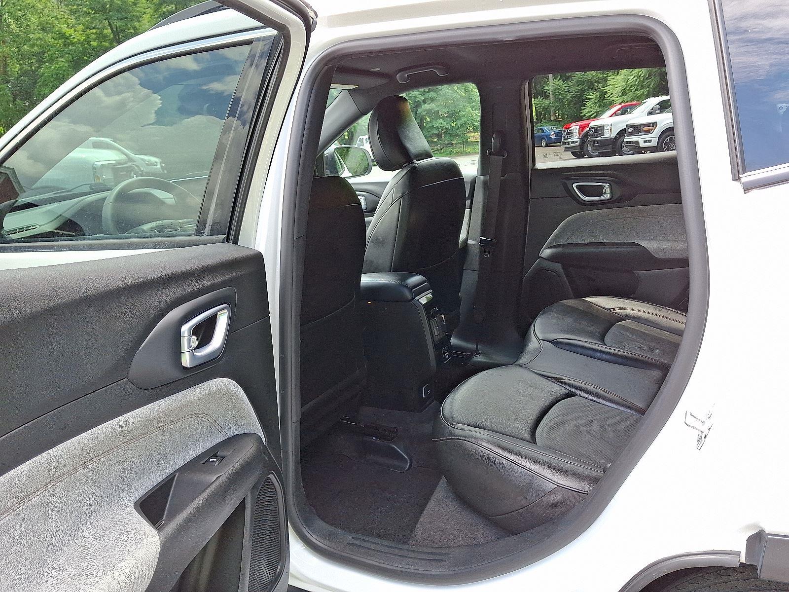 2023 Jeep Compass Latitude Lux photo 9