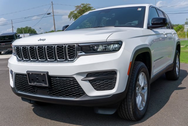 2025 Jeep Grand Cherokee Laredo X photo 2