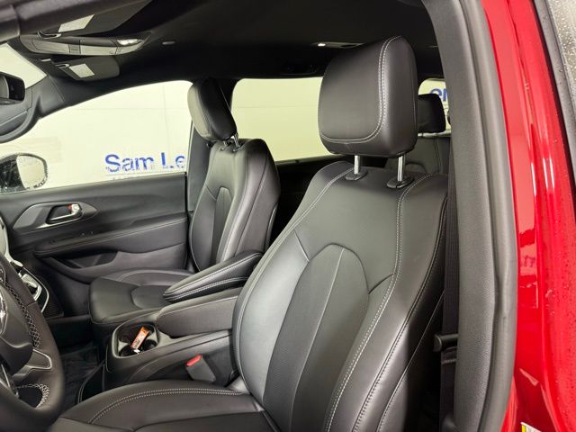 2025 Chrysler Voyager LX photo 3