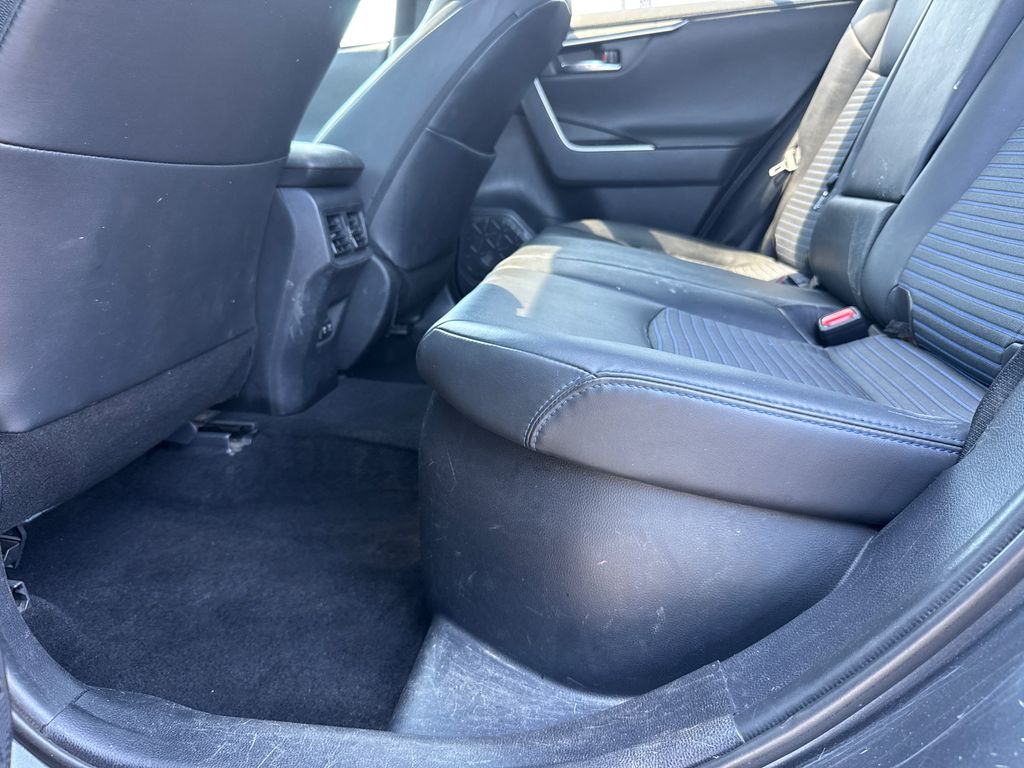 2019 Toyota RAV4 Hybrid XSE photo 18