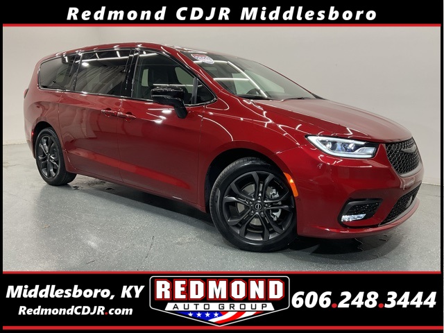 2026 Chrysler Pacifica Select's photo