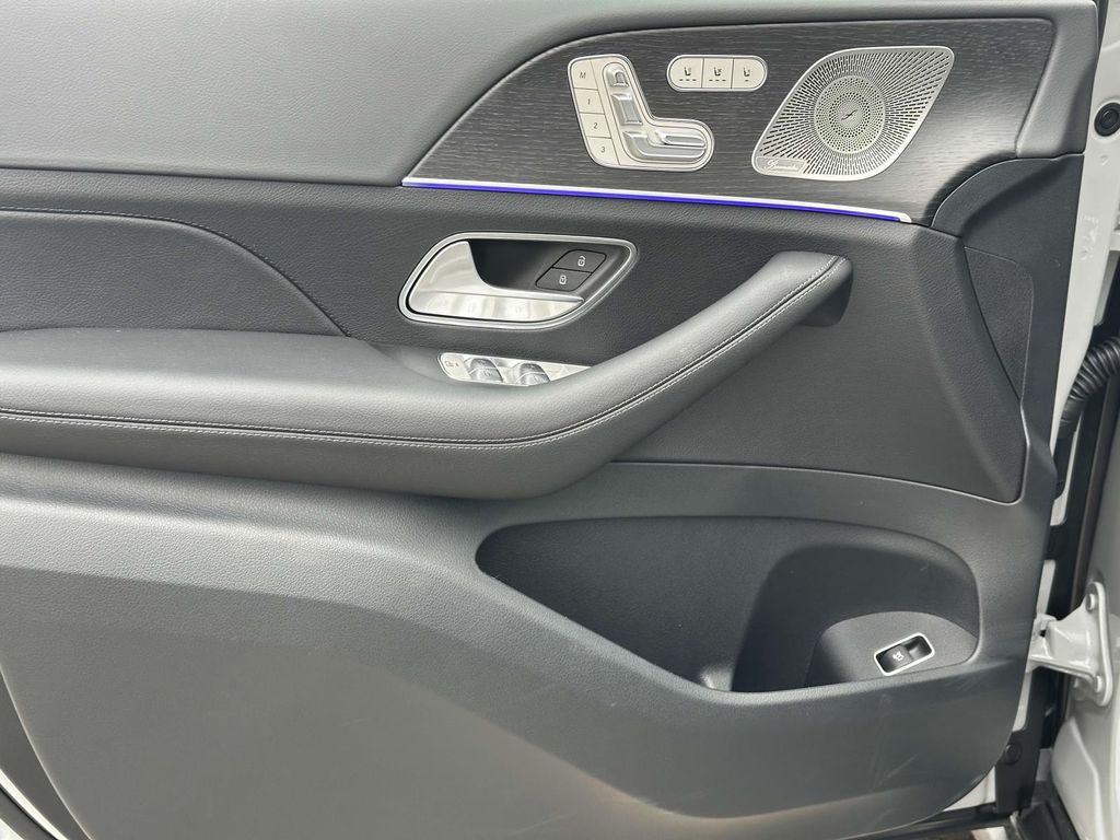 2025 Mercedes Benz GLS 450 4MATIC photo 17