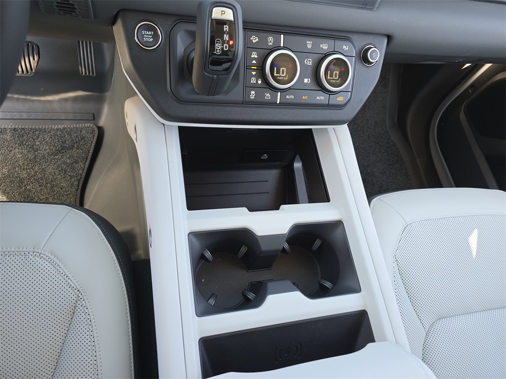 2025 Land Rover Defender 130 X-Dynamic SE photo 24