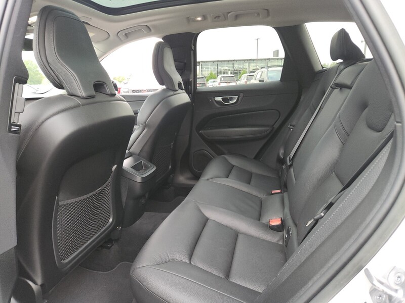 2023 Volvo XC60 B5 Plus photo 12