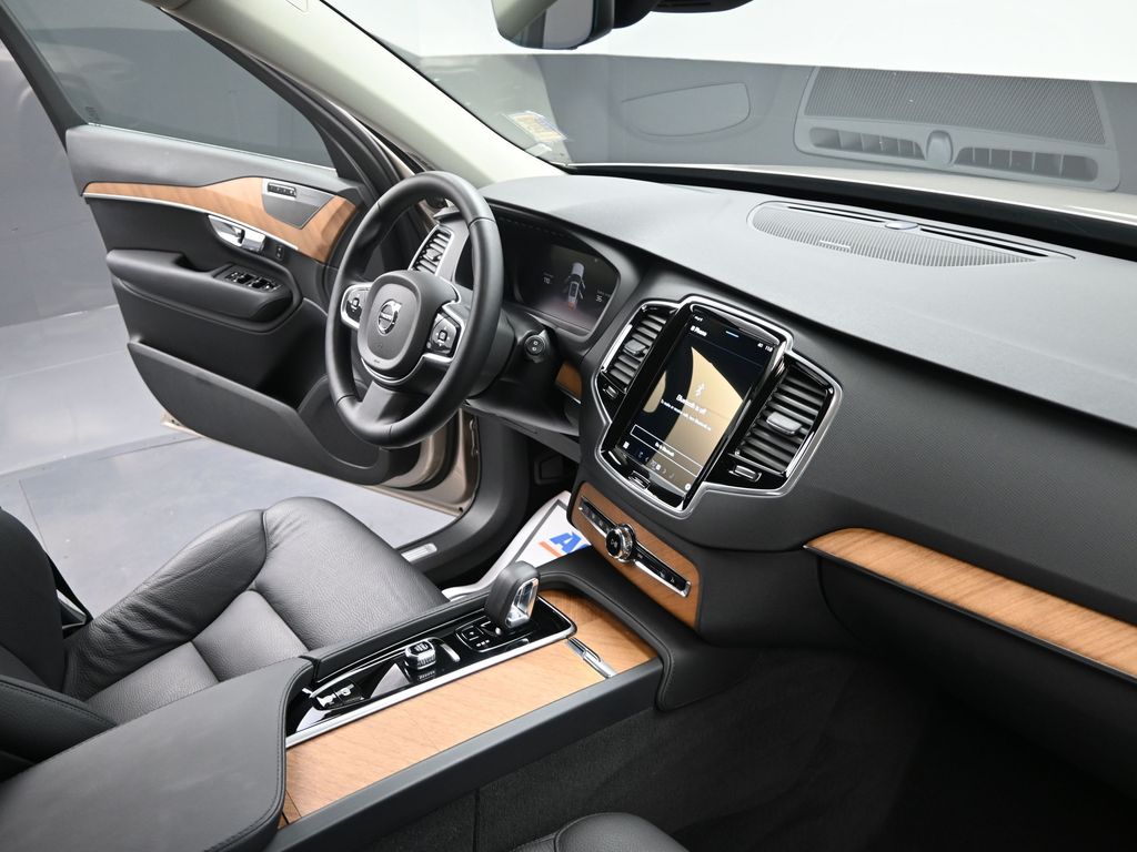 2025 Volvo XC90 T8 Plus photo 14
