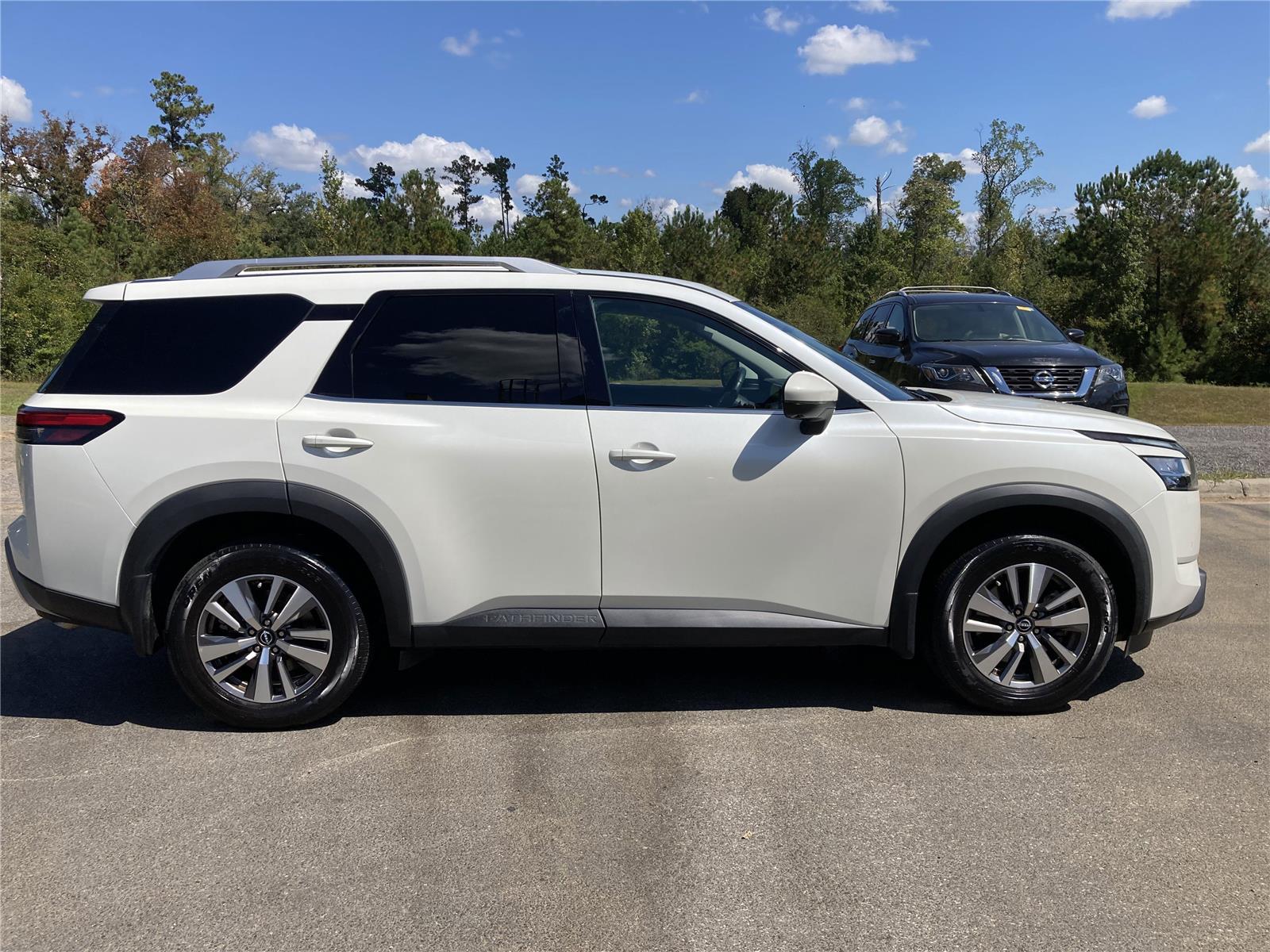 2023 Nissan Pathfinder SL photo 3