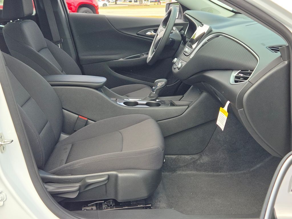 2025 Chevrolet Malibu LS photo 5