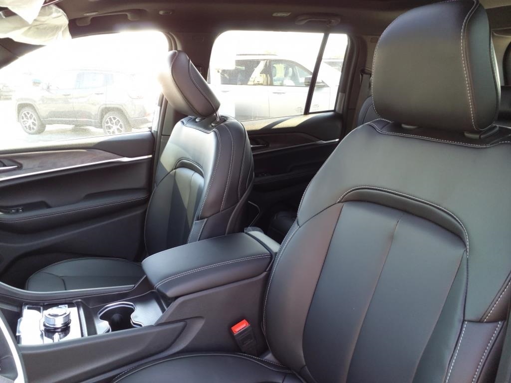 2025 Jeep Grand Cherokee Limited photo 3