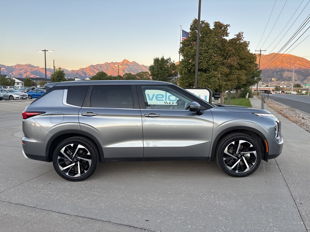 2024 Mitsubishi Outlander SE Black Edition photo 3