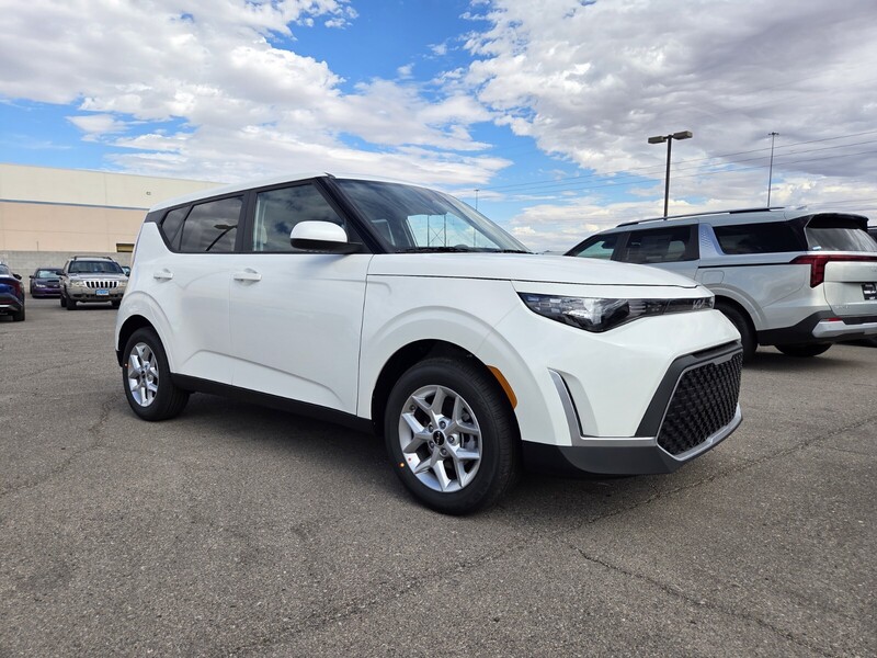 2025 Kia Soul LX photo 2