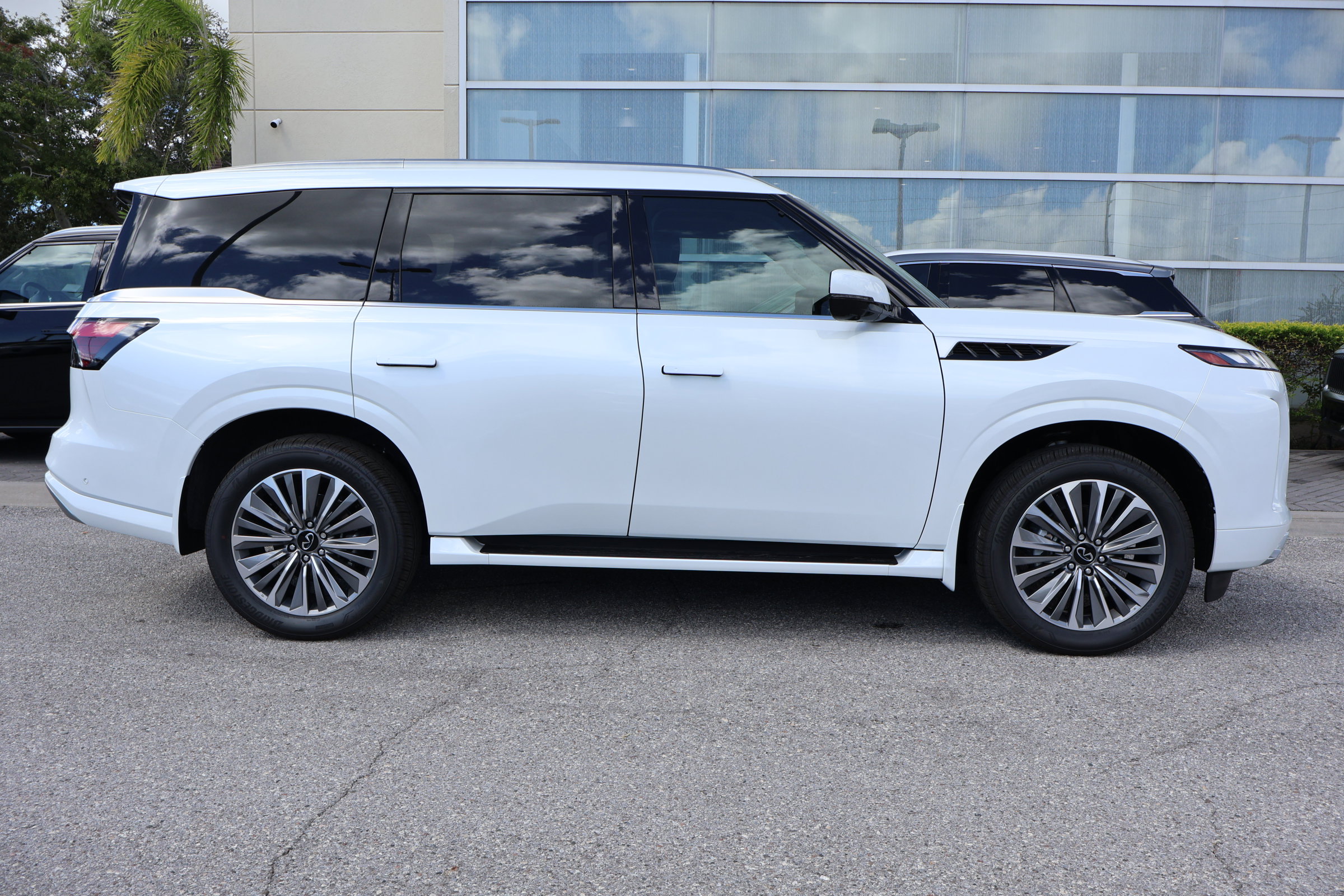 2026 Infiniti QX80 Luxe photo 6