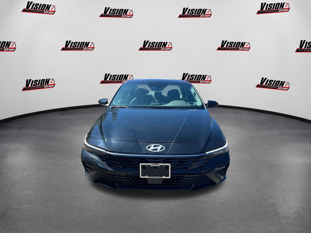 2025 Hyundai Elantra SEL Convenience photo 2
