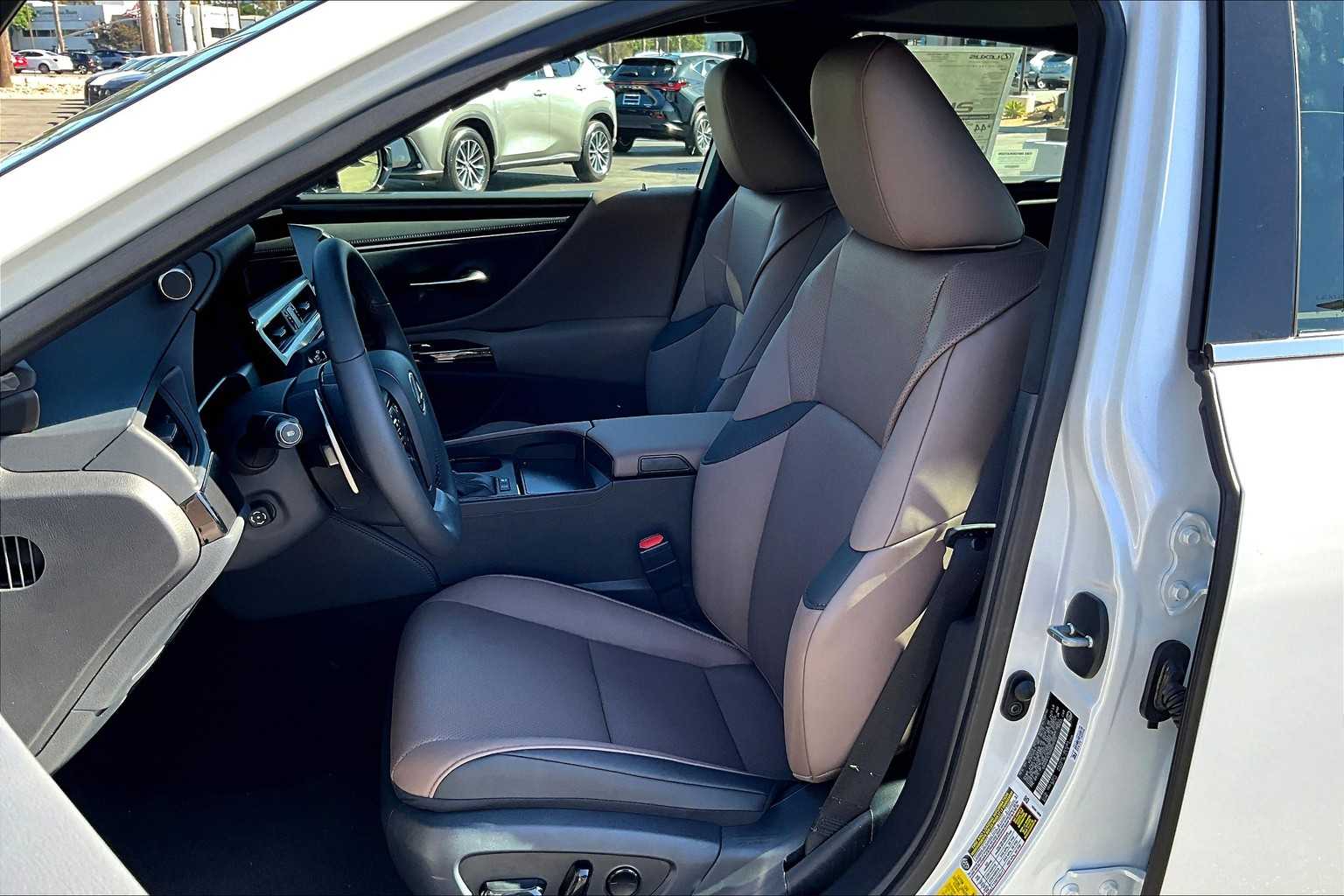 2025 Lexus ES 300h Premium photo 17