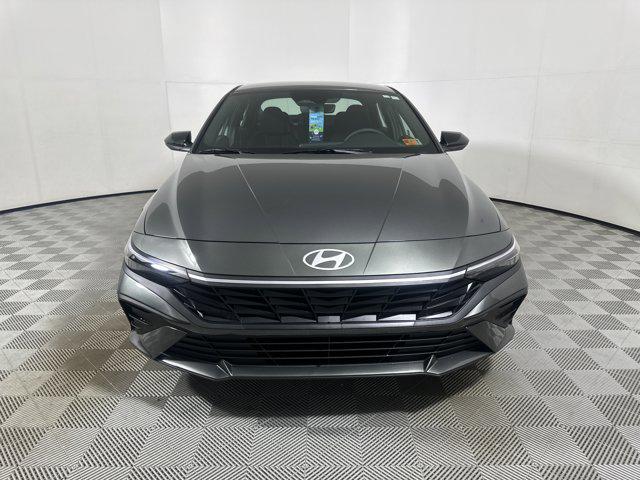2025 Hyundai Elantra SEL Sport photo 2