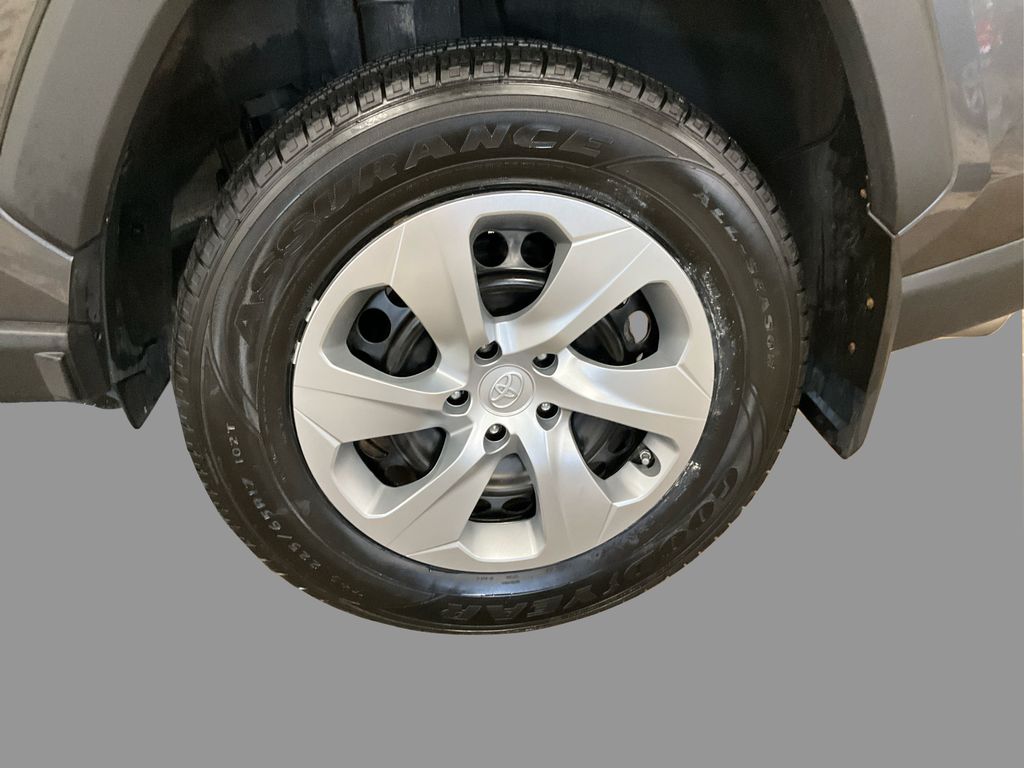 2022 Toyota RAV4 LE photo 26