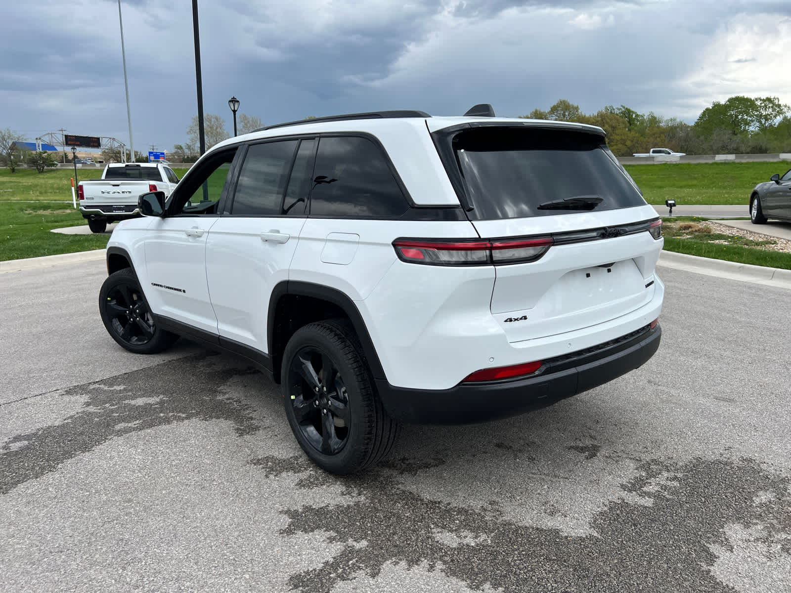2025 Jeep Grand Cherokee Limited photo 2