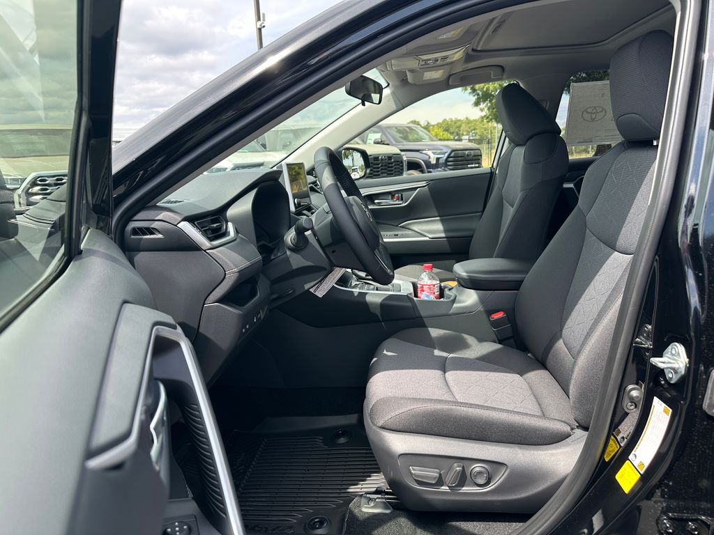 2025 Toyota RAV4 XLE photo 12