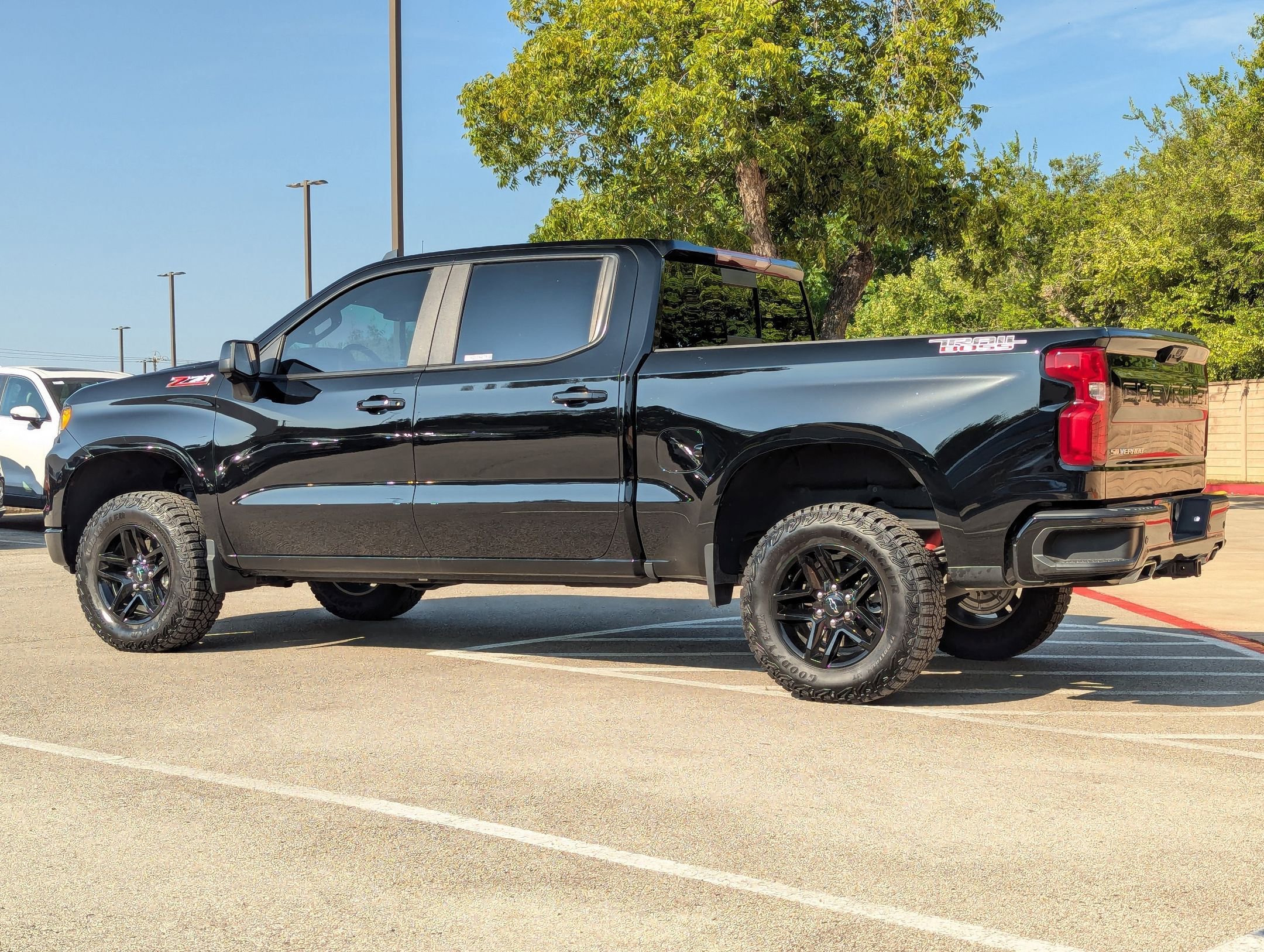 2025 Chevrolet Silverado 1500 LT Trail Boss photo 2