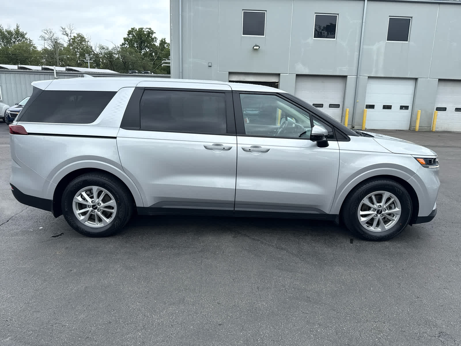 2022 Kia Carnival LXS photo 2