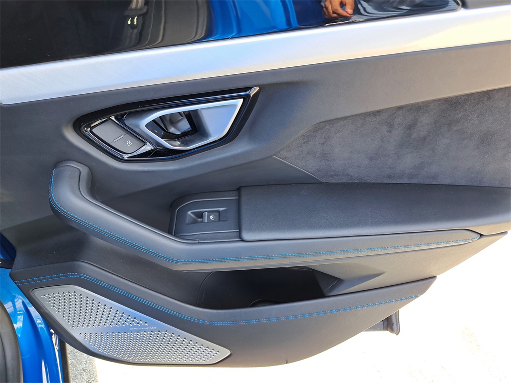 2021 Lamborghini Urus photo 14