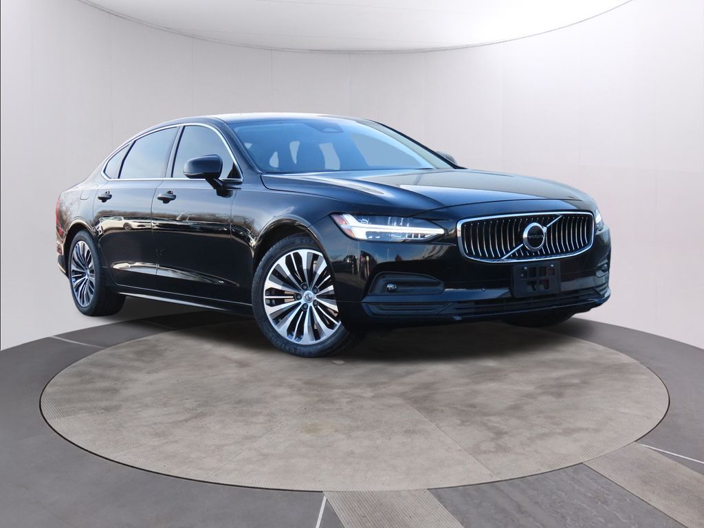 2022 Volvo S90 Momentum's photo
