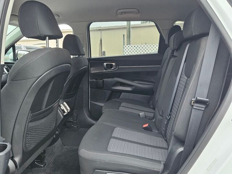 2023 Kia Sorento LX photo 3