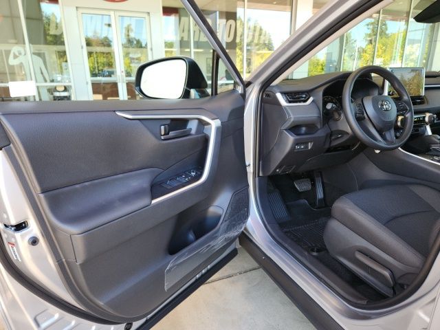2025 Toyota RAV4 Hybrid LE photo 9