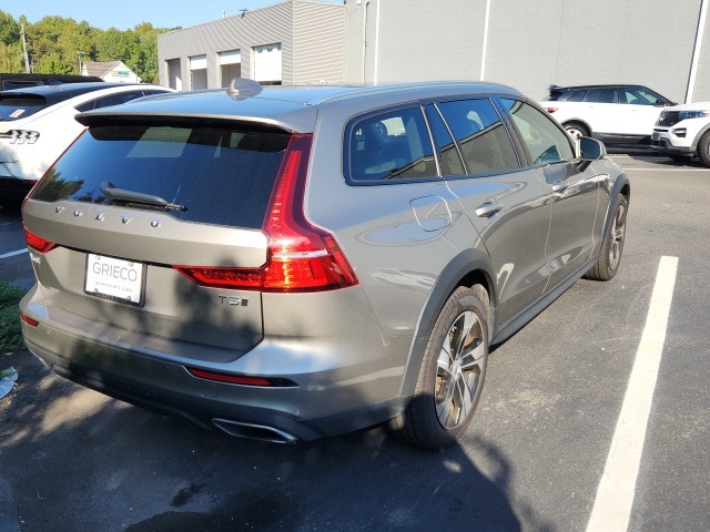 2021 Volvo V60 Cross Country T5 photo 3