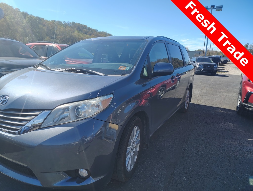 2017 Toyota Sienna XLE Premium's photo
