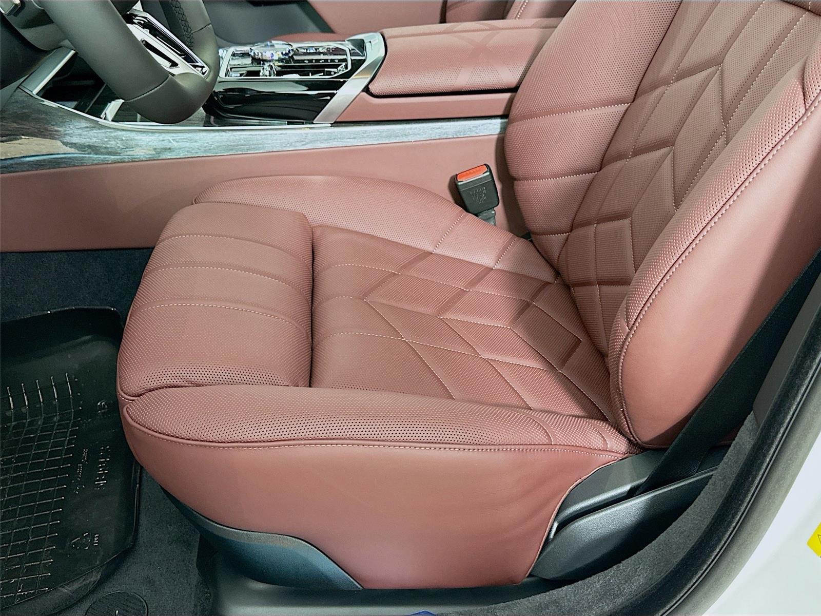 2026 Bmw 750e photo 19