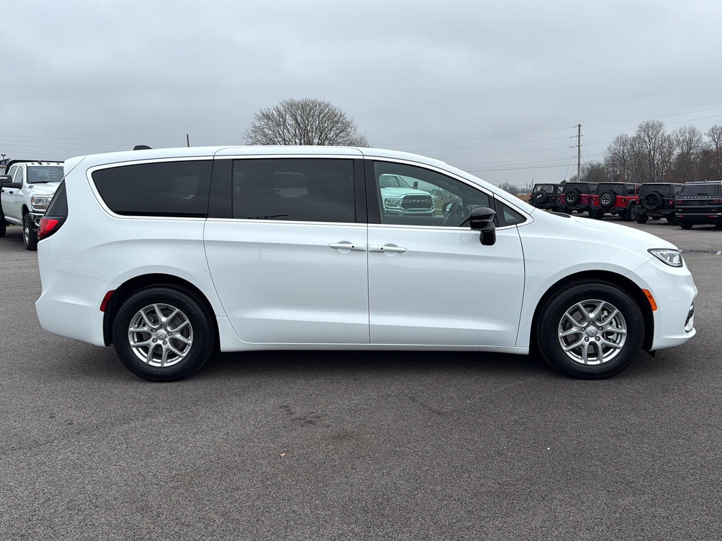 2026 Chrysler Pacifica photo 4