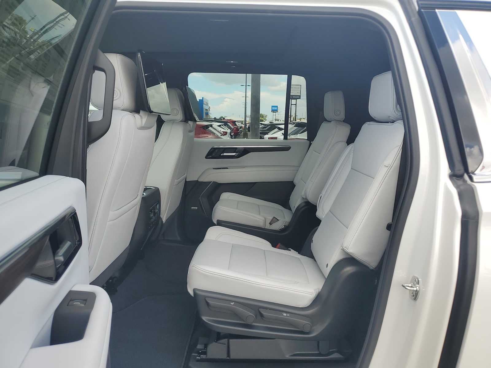 2025 Chevrolet Suburban Premier photo 13