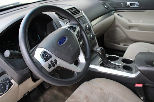 2013 Ford Explorer Base photo 2