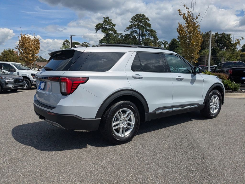 2025 Ford Explorer photo 4