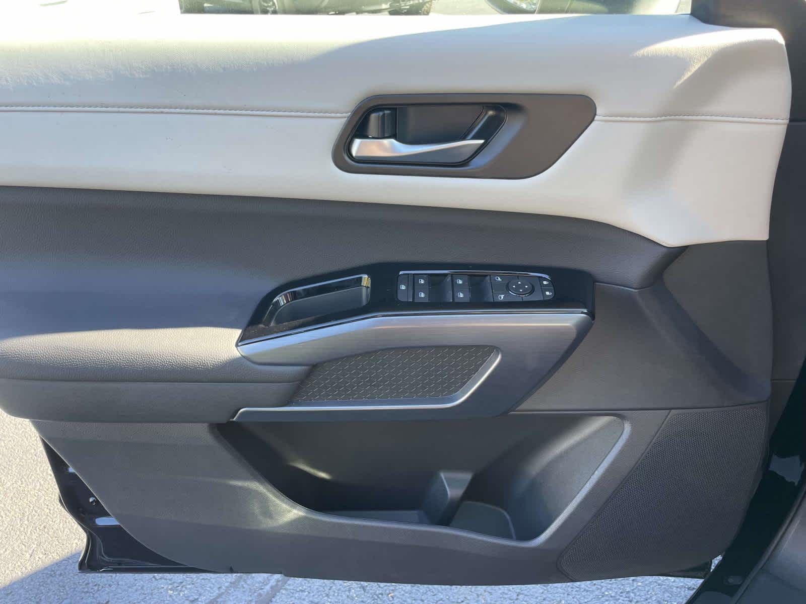 2025 Nissan Pathfinder SL photo 26