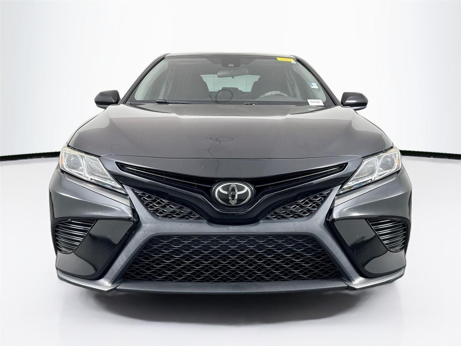 2019 Toyota Camry SE XLE photo 3