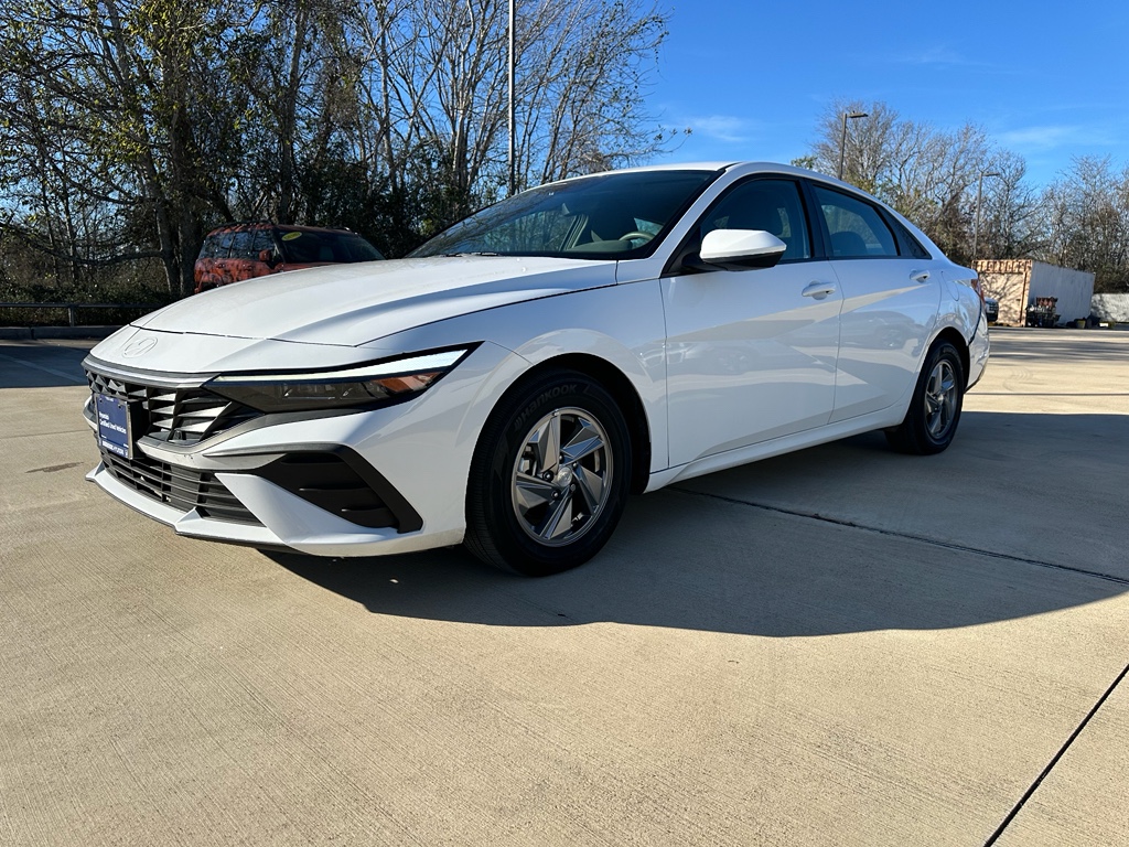 2025 Hyundai Elantra SE's photo