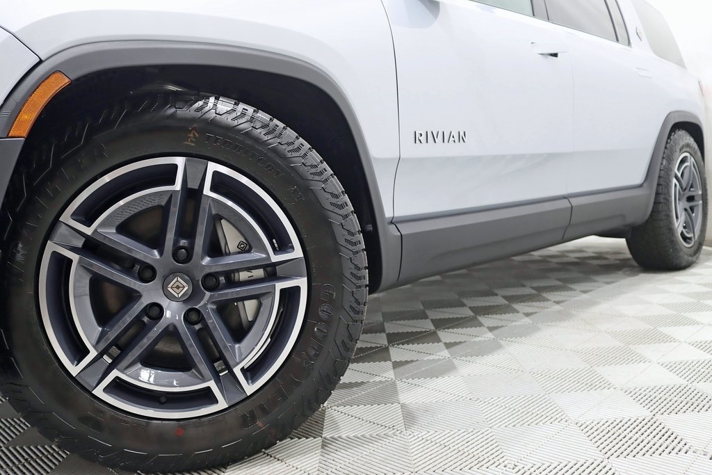 2025 Rivian R1S Adventure photo 2
