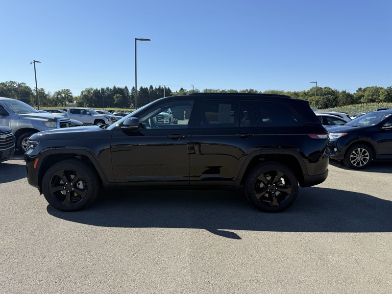 2025 Jeep Grand Cherokee Limited Sport photo 8
