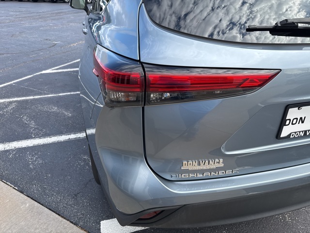 2022 Toyota Highlander LE photo 37